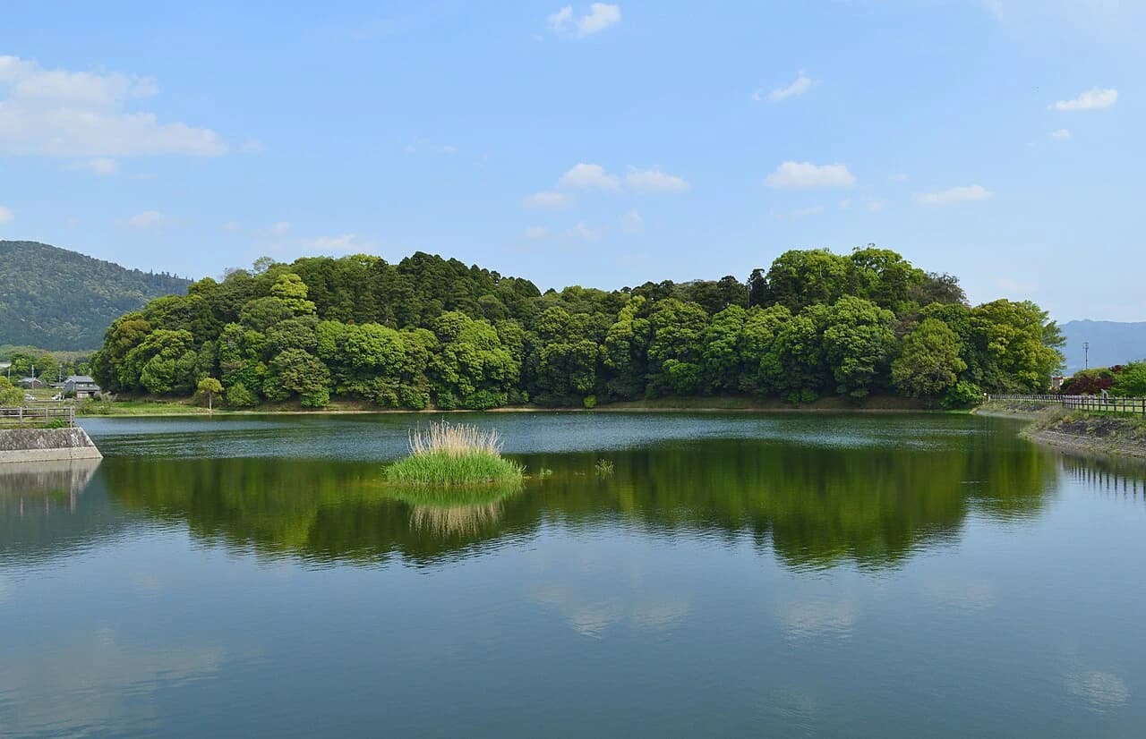 池の向こうに、木々に覆われた箸墓古墳が広がる現在の実写真
