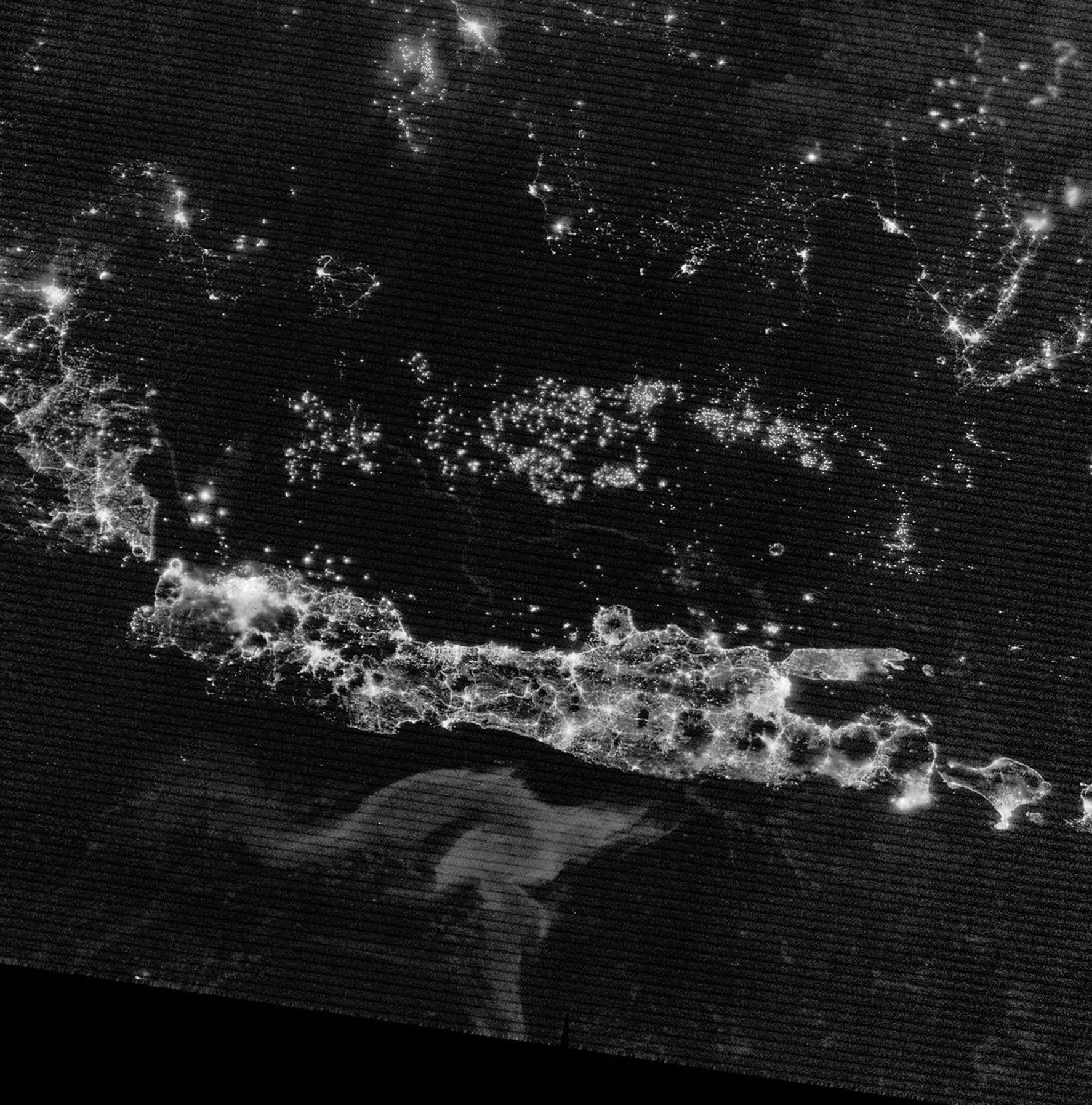 2019年8月4日の夜間衛星画像。ジャワ島の南に、周囲より白い広い発光域が写る