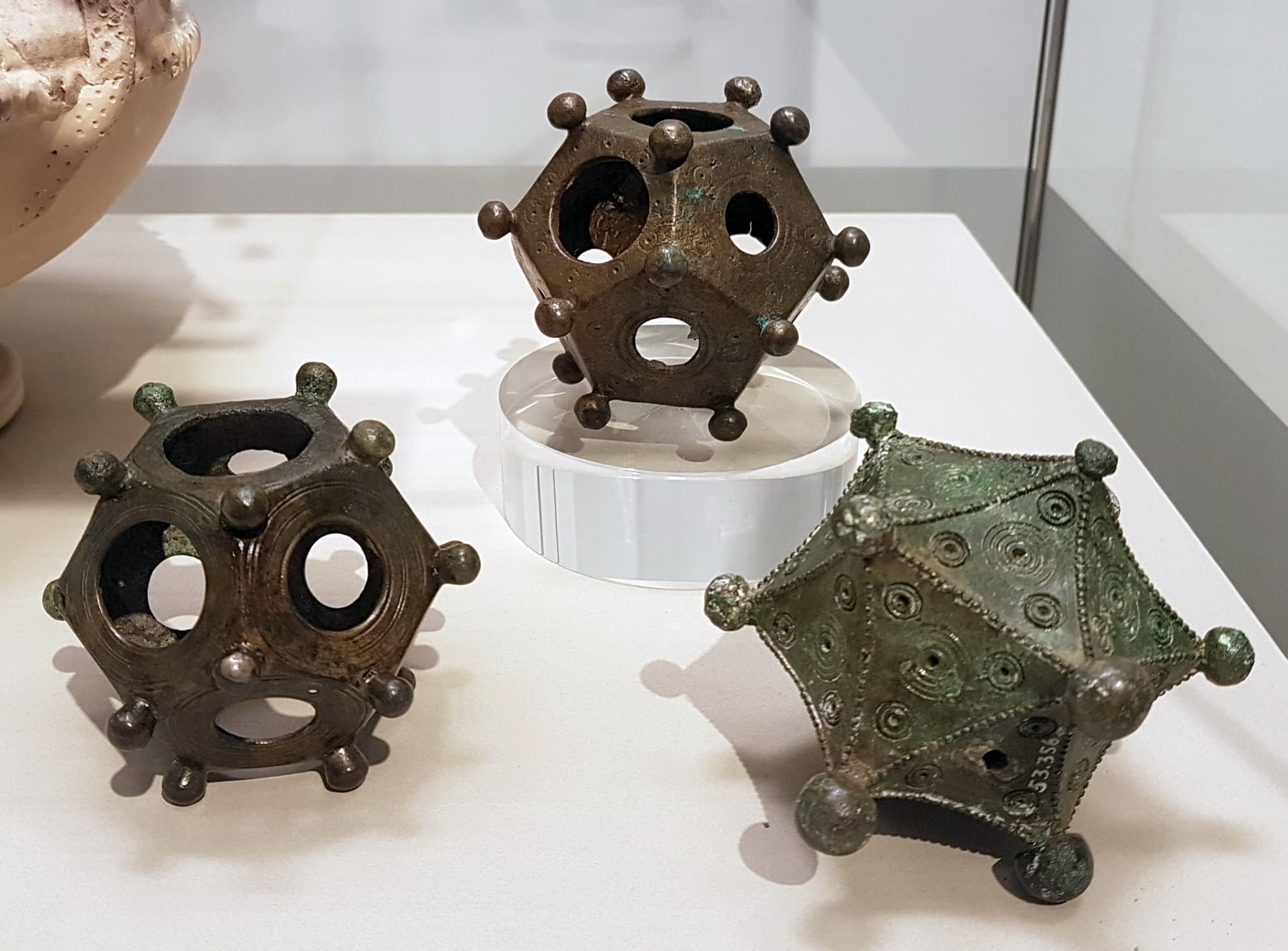 ボンの博物館展示。左手前の小さい十二面体、中央奥の大きい十二面体、右手前の三角形の面を持つ二十面体