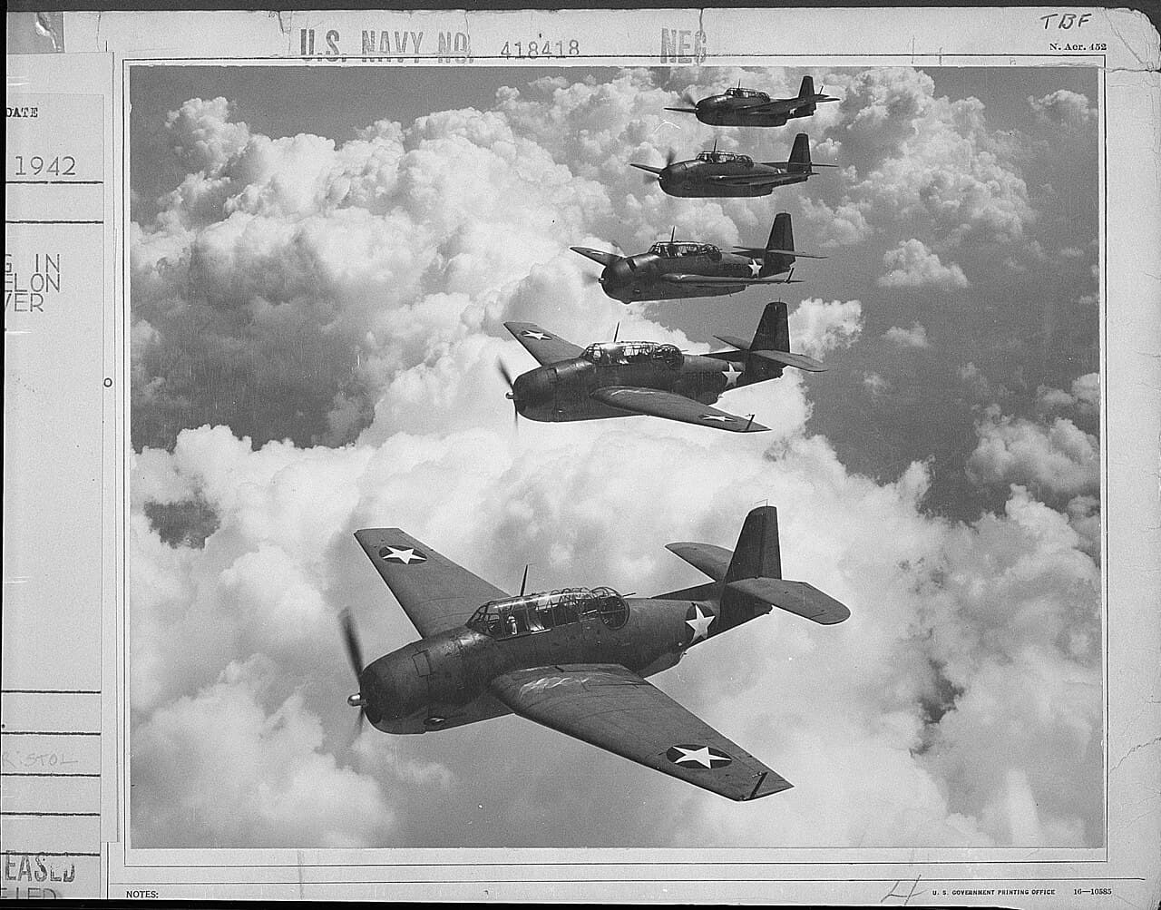 1942年にノーフォーク上空を飛ぶアベンジャーの編隊を撮った米海軍の記録写真