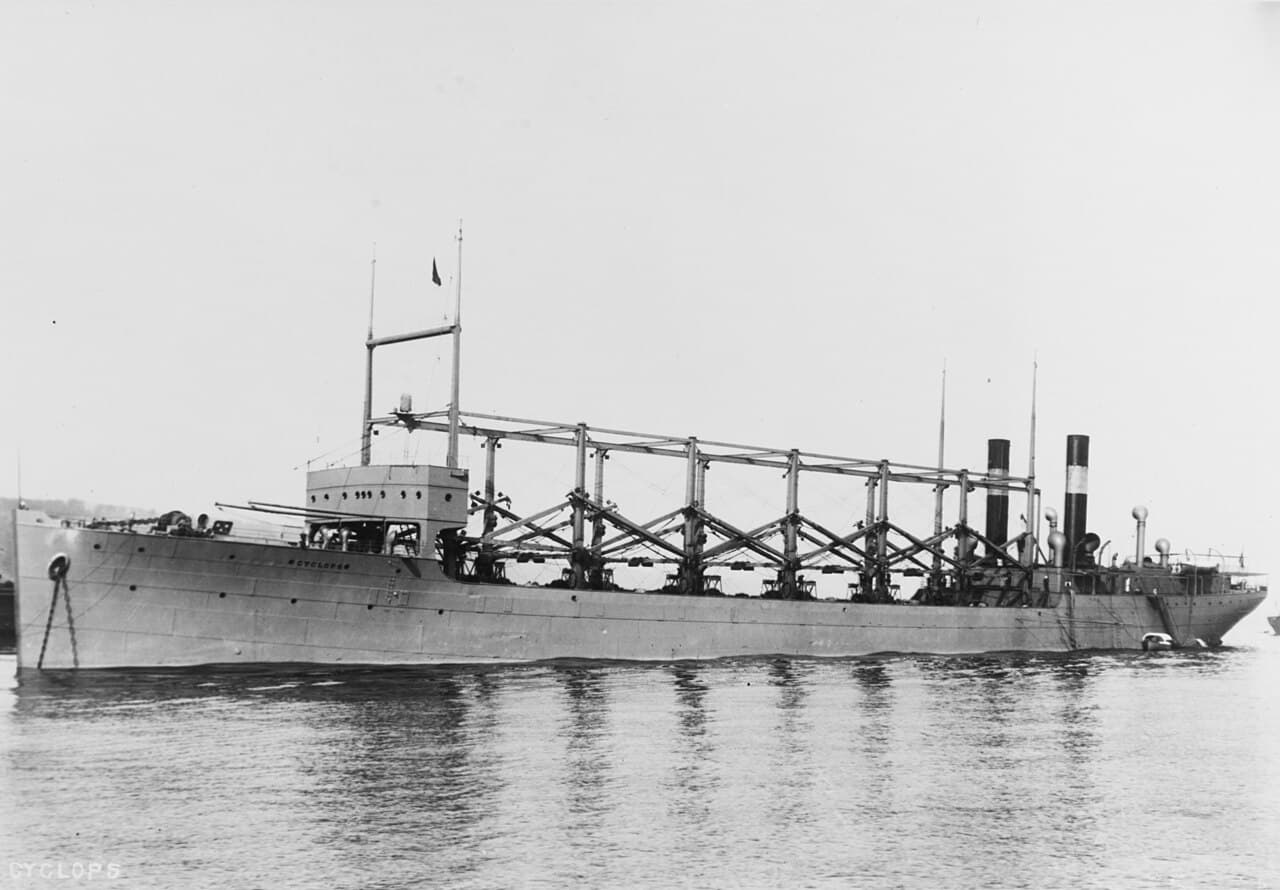 1911年10月3日、ハドソン川で撮影されたUSS Cyclopsの米海軍記録写真。船体と荷役設備が写っている