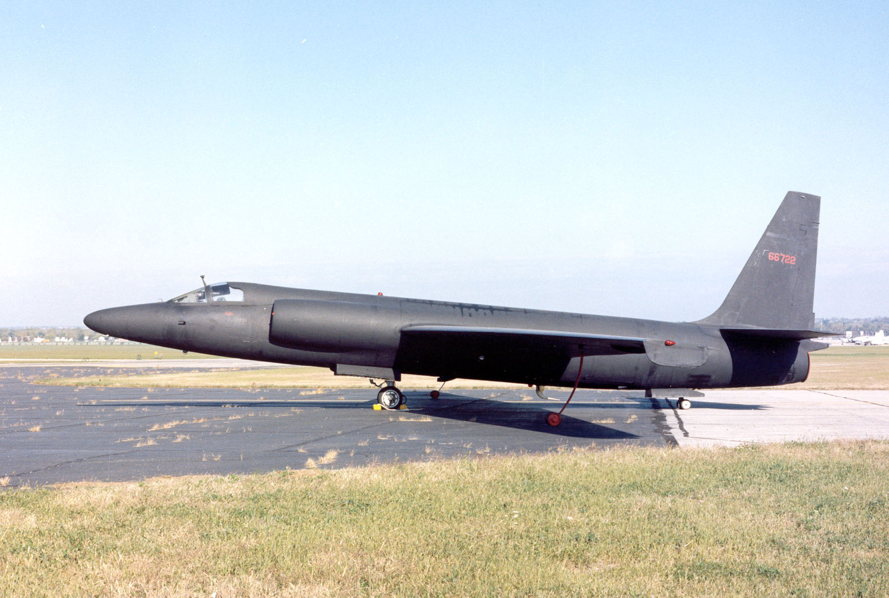 地上に置かれた黒いU-2A。細長い胴体から横へ長い翼が伸び、尾翼と車輪が見える