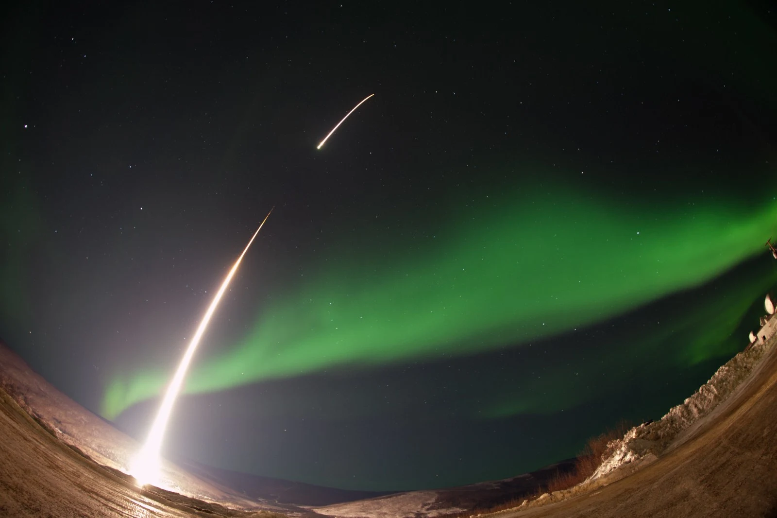 アラスカのオーロラの下から打ち上がる観測ロケットの、2014年の実写真