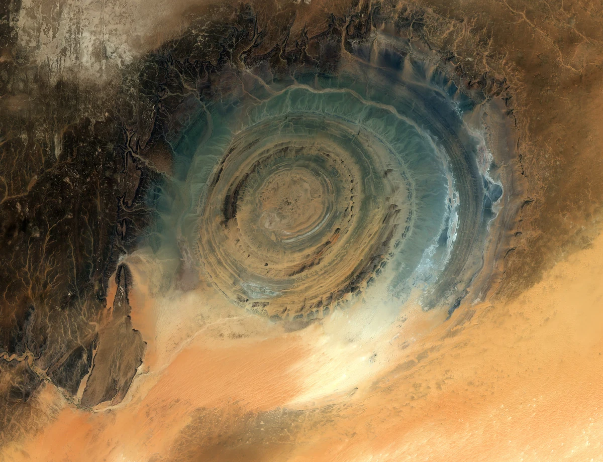 砂色や青灰色に見える岩の輪。Sentinel-2の自然色画像